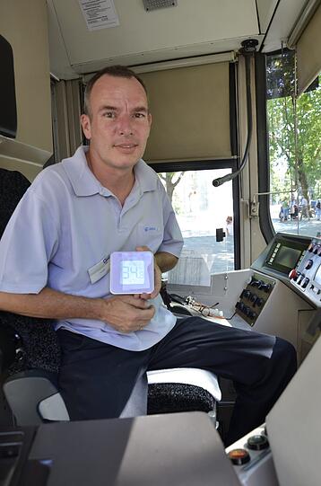 34 Grad. &bdquo;Da hätte ich aber mehr erwartet&ldquo;, scherzt Trambahnfahrer Ralf Fischer. Auch wenn den ganzen Tag die Sonne auf das Führerhäuschen knallt - der Fahrtwind kühlt den Fahrzeugführer ein wenig bei der Arbeit. 
Aber Fischer ist froh, dass er heute nicht am Steuer der letzten &bdquo;Typ P&ldquo;-Bahn sitzt, die noch auf der Linie 17 verkehrt. In diesen Bahnen soll es richtig heiß werden: &bdquo;Da habe ich vor Jahren mal 63 Grad gemessen!&ldquo;, sagt er.