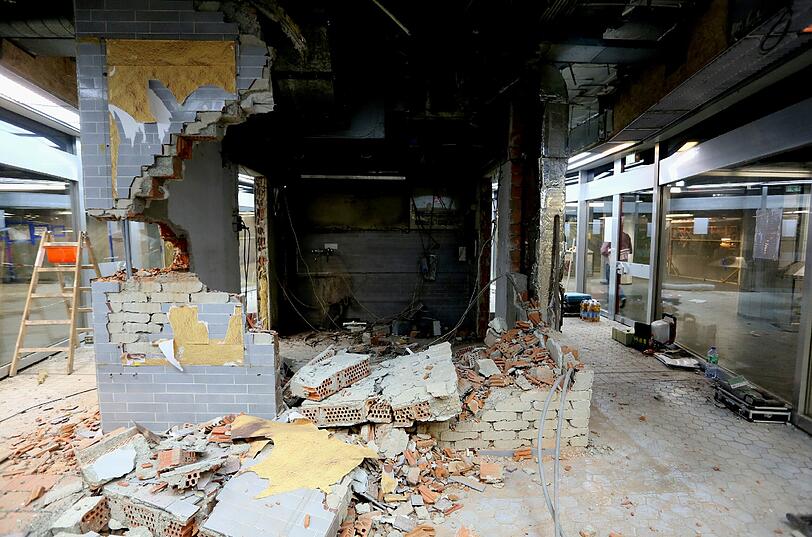 Trümmer und Schutt: Seit Freitag wird auch im Trakt unter der Arnulfstraße gewerkelt.