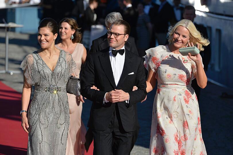 (Von l. n. r.) Die schwedische Kronprinzessin Victoria and Prinze Daniel mit Prinzessin Mette-Marit aus Norwegen.