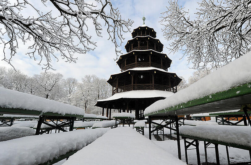 Noch ist das Schnee von gestern: Winter am Chinesischen Turm in München, aufgenommen im Januar 2015.