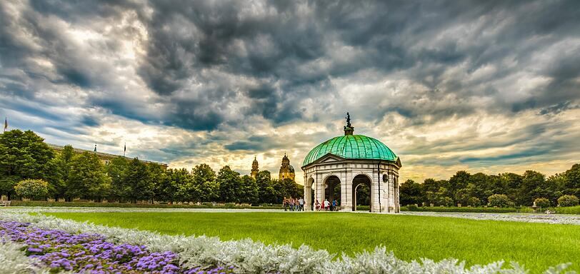 Ort des Schönen: Der Hofgarten, dieser wunderschöne Renaissance-Garten im Herzen der Stadt, ist ein Ort der Harmonie und der Ausgeglichenheit. Ein französischer Garten, ein angelegter &ndash; im Gegensatz zum &bdquo;wilden&ldquo; Englischen Garten.