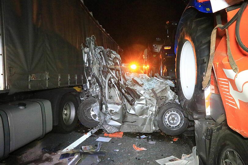 Es grenzt an ein Wunder, dass der Fahrer des Transporters diesen Unfall überlebt hat.