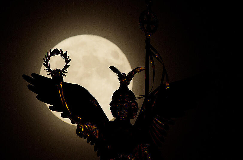 Die Hauptstädter hatten vor allem zu Beginn besonders gute Sicht auf den Supermond. Die Bilder aus Berlin.