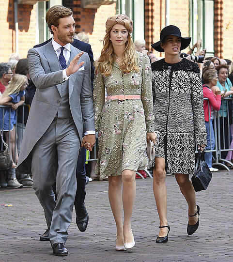 Pierre Casiraghi und seine Frau Beatrice kommen zusammen mit Charlotte Casiraghi (rechts) zur kirchlichen Trauung.