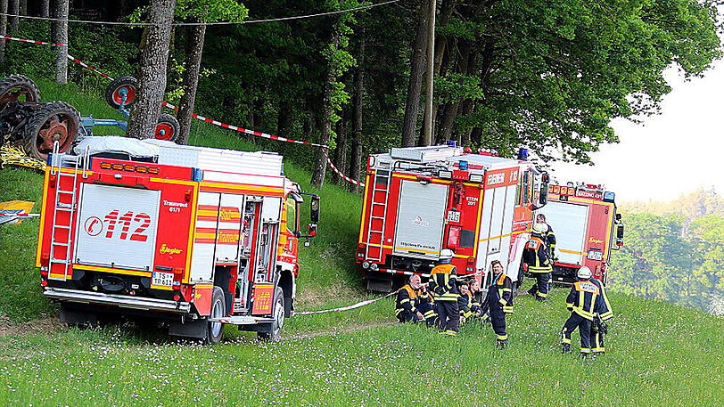 Der Mann wurde unter seinem eigenen Oldtimer-Traktor begraben. Die Bilder von der Unfallstelle.