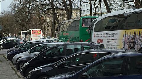 Die Busse, hier am Marsplatz, nehmen viele Parkplätze für die Anwohner weg.