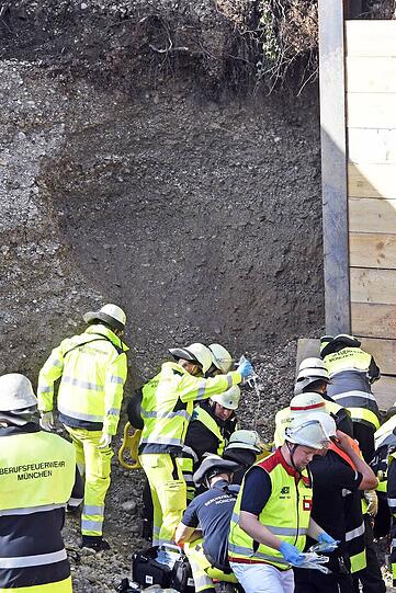 Rund zwei Dutzend Rettungskräfte halfen zusammen, um den Bauarbeiter aus der Baugrube zu befreien - die Bilder der dramatischen Rettung am Donnerstag.