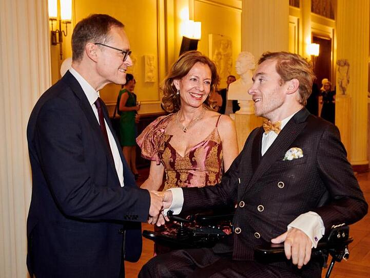 Michael Müller, Berlins Regierender Bürgermeister, begrüßt in Anwesenheit von Märchenland-Geschäftsführerin Silke Fischer den Schauspieler Samuel Koch.