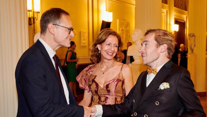 Michael Müller, Berlins Regierender Bürgermeister, begrüßt in Anwesenheit von Märchenland-Geschäftsführerin Silke Fischer den Schauspieler Samuel Koch. Michael Müller, Berlins Regierender Bürgermeister, begrüßt in Anwesenheit von Märchenland-Geschäftsführerin Silke Fischer den Schauspieler Samuel Koch.