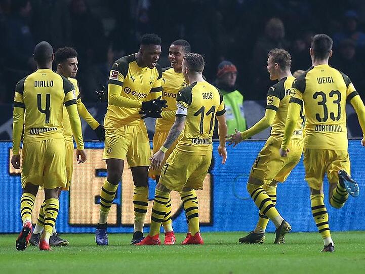 Die Spieler von Borussia Dortmund feiern den Treffer von Marco Reus zum 3:2 in der Nachspielzeit.