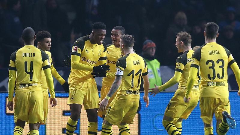 Die Spieler von Borussia Dortmund feiern den Treffer von Marco Reus zum 3:2 in der Nachspielzeit. Die Spieler von Borussia Dortmund feiern den Treffer von Marco Reus zum 3:2 in der Nachspielzeit.