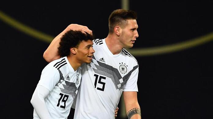 Erstmals nach ihren Kreuzbandrissen sind Leroy Sané (l) und Niklas Süle wieder bei der Nationalmannschaft dabei.