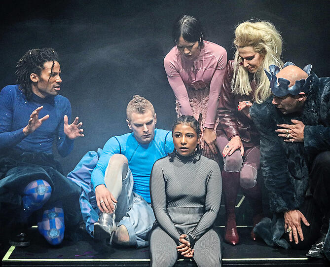 Patrick Bimazubute (Kammerherr, von links), Valentino Dalle Mura (Prinz Philipp), Felicia Chin-Malenski (Kammerherr), Hanna Scheibe (Königin) und Simon Zagermann (König) mit Naffie Janha als Prinzessin Yvonne (vorne).  Foto: Birgit Hupfeld