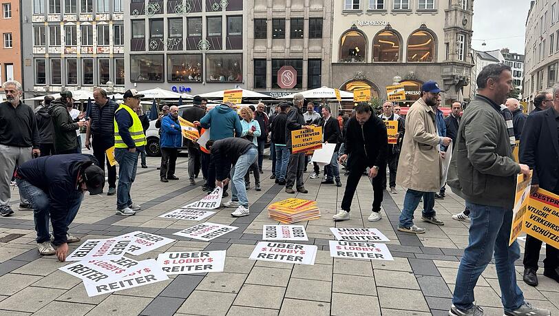 Das Münchner Taxigewerbe trifft sich zu einer spontanen Demonstration: Die Protestierenden versammeln sich am Viktualienmarkt. Das Münchner Taxigewerbe trifft sich zu einer spontanen Demonstration: Die Protestierenden versammeln sich am Viktualienmarkt.