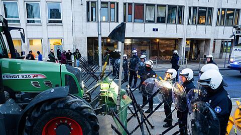 Polizisten bewachen eine Absperrung.