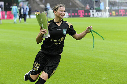 Die Duisburgerin Alexandra Popp auf der Ehrenrunde im ziemlich leeren Olympiastadion.