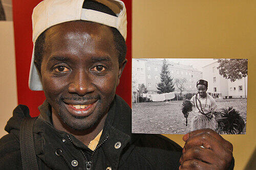 Aus einer Königsfamilie von der Elfenbeinküste stammt nach eigenen Angaben der Musiker und Trommler Kouadio Manzan (27), der in Nürnberg eine Trommler-Gruppe, die Akwaaba Group, gegründet hat.