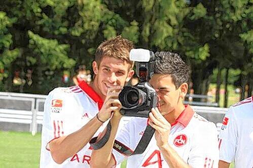 Knipser &ndash; mal anders: Die Offensiv-Youngster Dario Vidosic und Ilkay Gündogan am Rande des FCN-Mannschaftsfotos. Ob Gündogan schon klar sieht, was seine Zukunft betrifft?