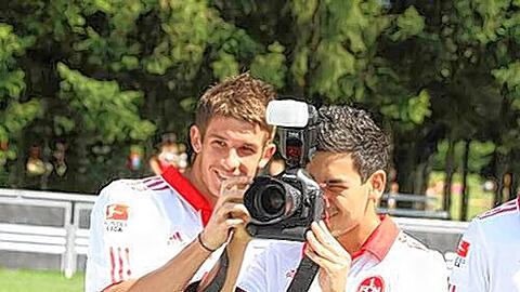 Knipser &ndash; mal anders: Die Offensiv-Youngster Dario Vidosic und Ilkay Gündogan am Rande des FCN-Mannschaftsfotos. Ob Gündogan schon klar sieht, was seine Zukunft betrifft?
