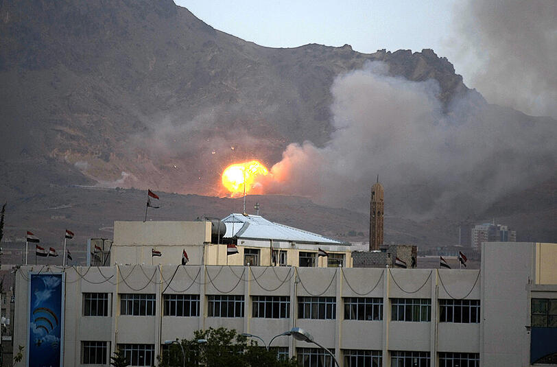 Nach einem Luftangriff der saudischen Luftwaffe steht eine Rauchwolke über Sanaa.