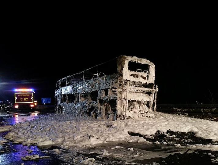 Gerade nochmal Glück gehabt: Die 53 Bayernfans konnten sich noch in Sicherheit bringen, ehe der Reisebus völlig ausbrannte. Bilder vom Feuerwehreinsatz auf der A54 sehen Sie hier.
