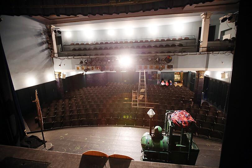 Das Kinder-Theater von der Bühne aus gesehen. Emma steht schon parat.