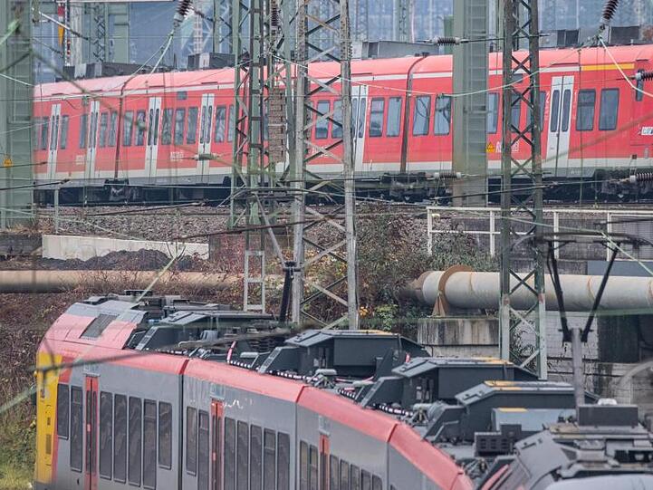 Eine Regionalbahn fährt auf den Hauptbahnhof in ein. Foto: Boris Roessler/dpa/Archivbild