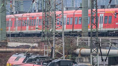 Eine Regionalbahn fährt auf den Hauptbahnhof in ein. Foto: Boris Roessler/dpa/Archivbild