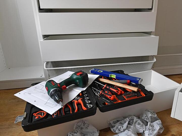 Werkzeuge zum Montieren eines Ikea Kleiderschrankes liegen auf einer Schublade. Kiea nimmt nun gebrauchte Möbel zurück.