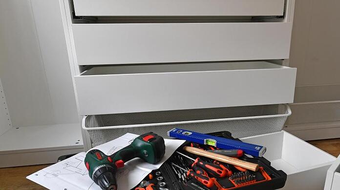 Nachdem die Monteure des Möbelhauses das Bett und den Schrank aufgebaut hatten, bemerkte die Frau die großen Mängel. (Symbolbild)