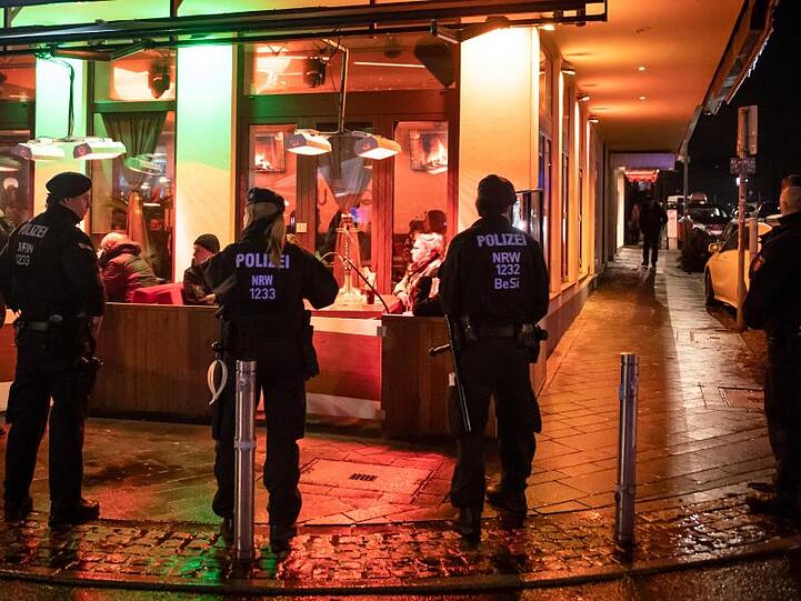 Polizisten sichern während der Razzia eine Shisha-Bar in Bochum.