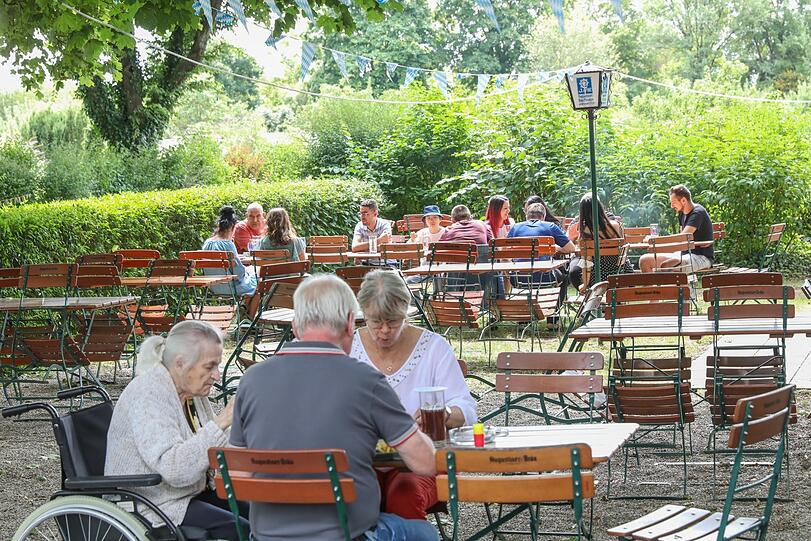 Das Publikum ist gemischt und kommt auch von weiter her.