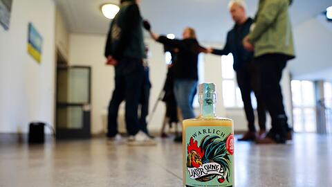 In einer Sonderedition ist der letzte Buchstabe bei "Likör ohne Ei" noch durch eine Hahnenfeder verdeckt. Jetzt erlaubt das Urteil wieder den ganzen Schriftzug.