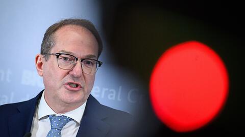 Bundesinnenminister Alexander Dobrindt (CSU) hatte im Mai festgelegt, dass die Bundespolizei auch Asylsuchende an den Landgrenzen zur&uuml;ckweisen soll. Es gibt aber Ausnahmen, etwa f&uuml;r Kranke und Schwangere. (Archivfoto)