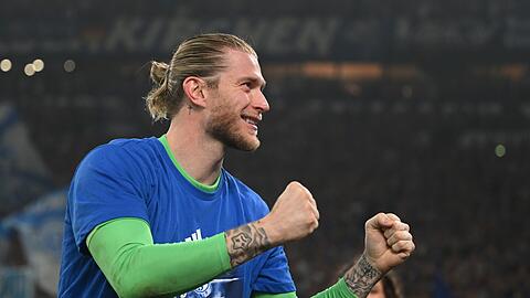 Vaterfreuden nach dem Aufstieg mit dem FC Schalke: Loris Karius. (Archivbild)