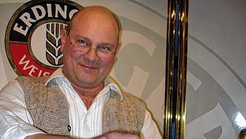 Schankwirt Michi Kirmaier vom legendären Kufenstüberl. Schankwirt Michi Kirmaier vom legendären Kufenstüberl.