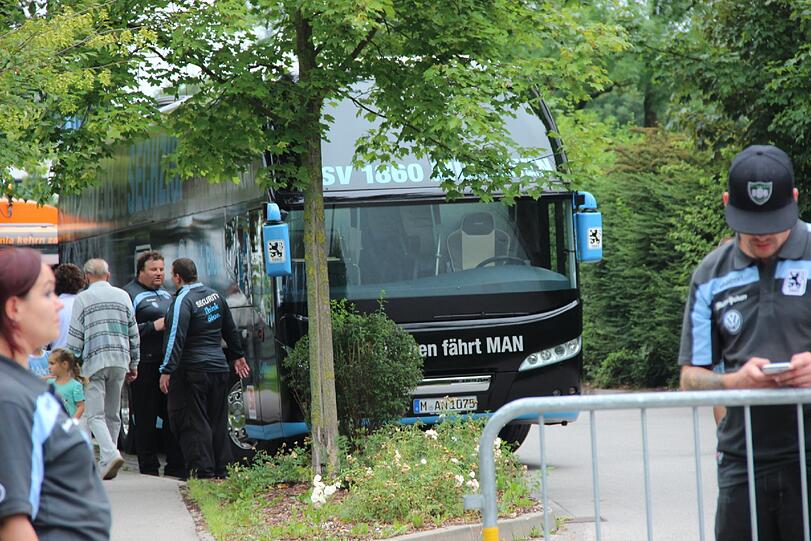 Das ist der neue Teambus des TSV 1860 München.