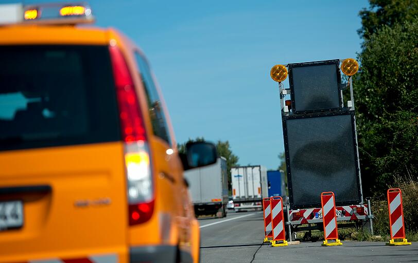 Mehr als 3000 Flüchtlinge sind im Raum Passau von Schleusern im Juli auf der Autobahn 3 bei Passau ausgesetzt worden. Werden Personen auf der Fahrbahn gemeldet, werden die Tafeln per Mobilfunk aktiviert.