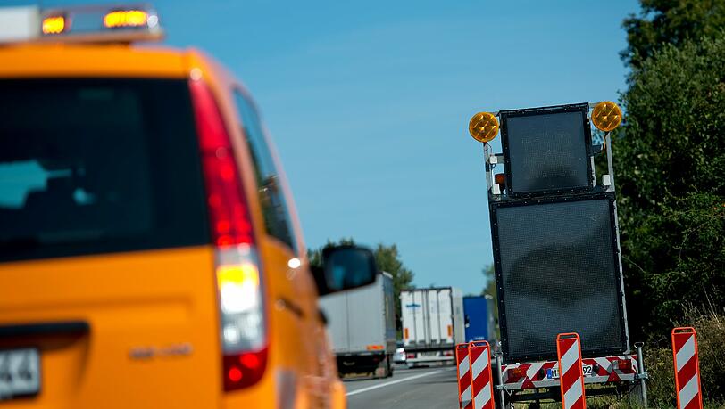 Mehr als 3000 Flüchtlinge sind im Raum Passau von Schleusern im Juli auf der Autobahn 3 bei Passau ausgesetzt worden. Werden Personen auf der Fahrbahn gemeldet, werden die Tafeln per Mobilfunk aktiviert. Mehr als 3000 Flüchtlinge sind im Raum Passau von Schleusern im Juli auf der Autobahn 3 bei Passau ausgesetzt worden. Werden Personen auf der Fahrbahn gemeldet, werden die Tafeln per Mobilfunk aktiviert.
