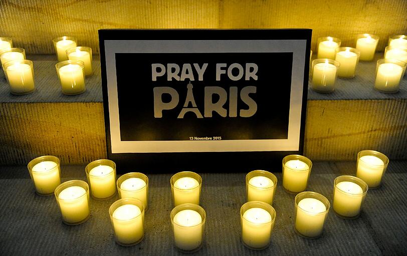 Trauer in und um Paris. Die Bilder nach der Serie von der Terroranschlägen.