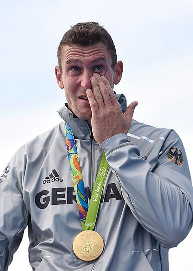 Sebastian Brendel vergießt Tränen der Rührung bei seinem Olympiasieg. Nach dem tragischen Tod von Stefan Henze widmete Brendel seine Medaille dem verstorbenen Kanuslalom-Bundestrainer.