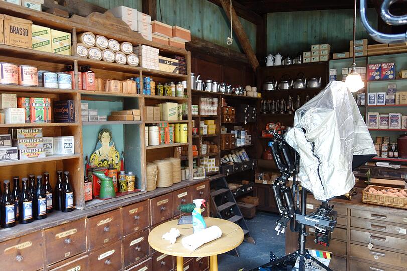 Blick in ein Nachkriegsgeschäft, das die Filmcrew im Innenhof aufgebaut hat