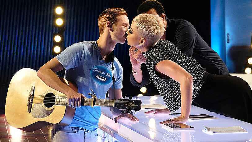 He kissed a girl - and he liked it! Katy Perry küsst "American Idol"-Kandidat Benjamin.