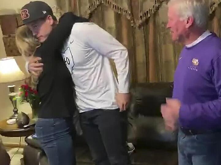 Dieses von der NFL zur Verfügung gestellte Videostandbild zeigt Quarterback Joe Burrow (M) während des NFL-Draft.