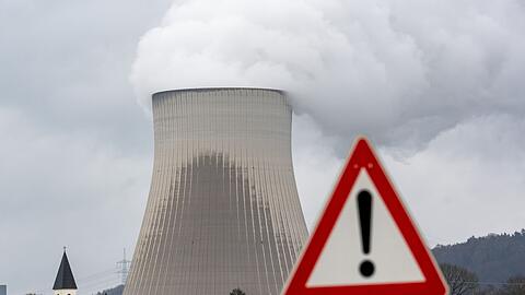 Ein Warnschild vor dem Kernkraftwerk Isar 2.