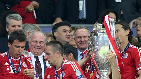 Karl-Heinz Rummenigge feiert mit dem FC Bayern 2013 den Champions-League-Sieg.