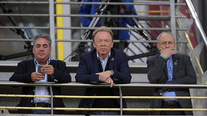 Das damalige TSV-1860-Präsidium im April 2016 in Karlsruhe: Vizepräsident Peter Helfer (l.), Präsident Peter Cassalette (Mitte) und Vizepräsident Hans Sitzberger (r.).