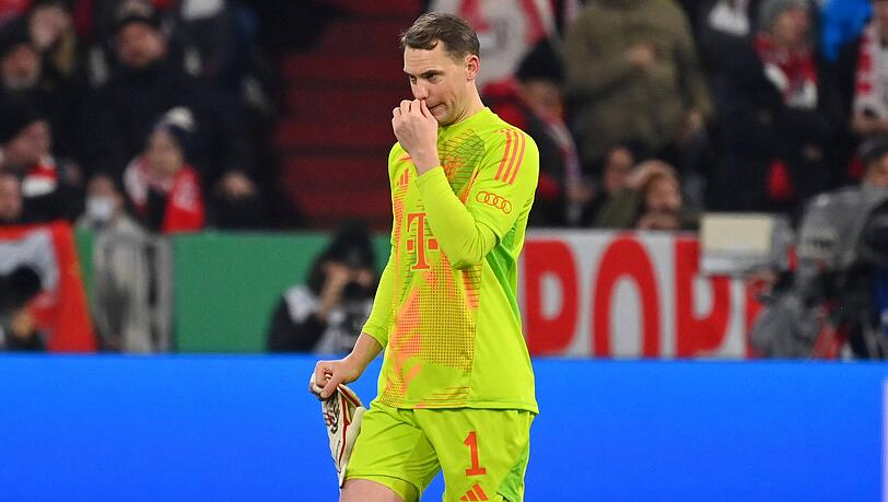 Aus der Traum vom DFB-Pokalfinale: Manuel Neuer musste sich die Bayern-Niederlage ab der 17. Minute von der Bank aus anschauen. Aus der Traum vom DFB-Pokalfinale: Manuel Neuer musste sich die Bayern-Niederlage ab der 17. Minute von der Bank aus anschauen.