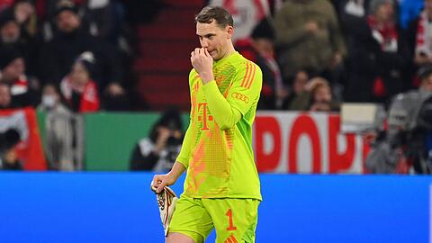 Aus der Traum vom DFB-Pokalfinale: Manuel Neuer musste sich die Bayern-Niederlage ab der 17. Minute von der Bank aus anschauen.