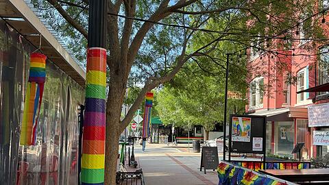 Viele Restaurants, Bars, Geschäfte und Vorgärten sind während der Worldpride mit Regenbogenflaggen dekoriert.